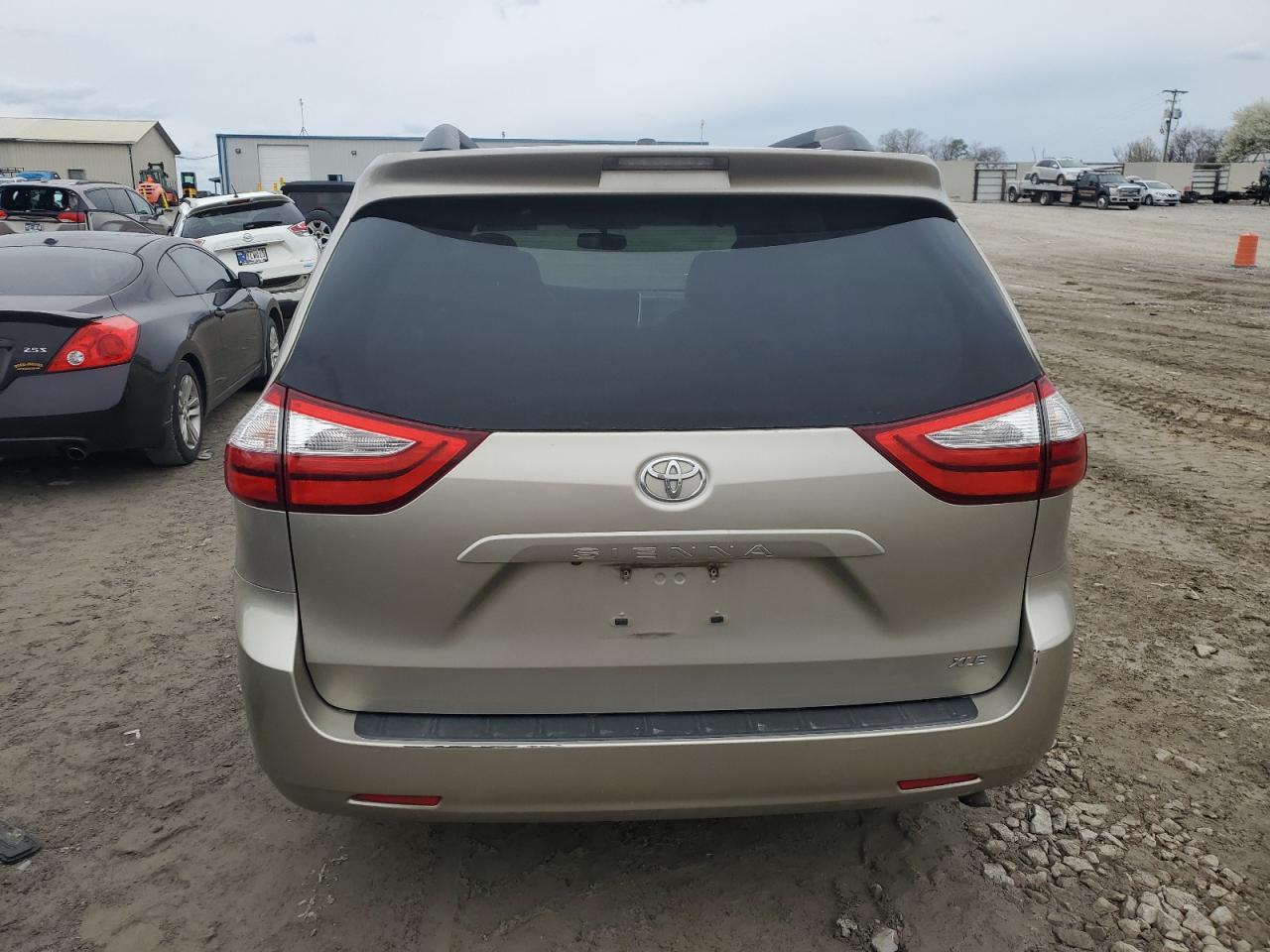 2015 TOYOTA SIENNA XLE - Image 6