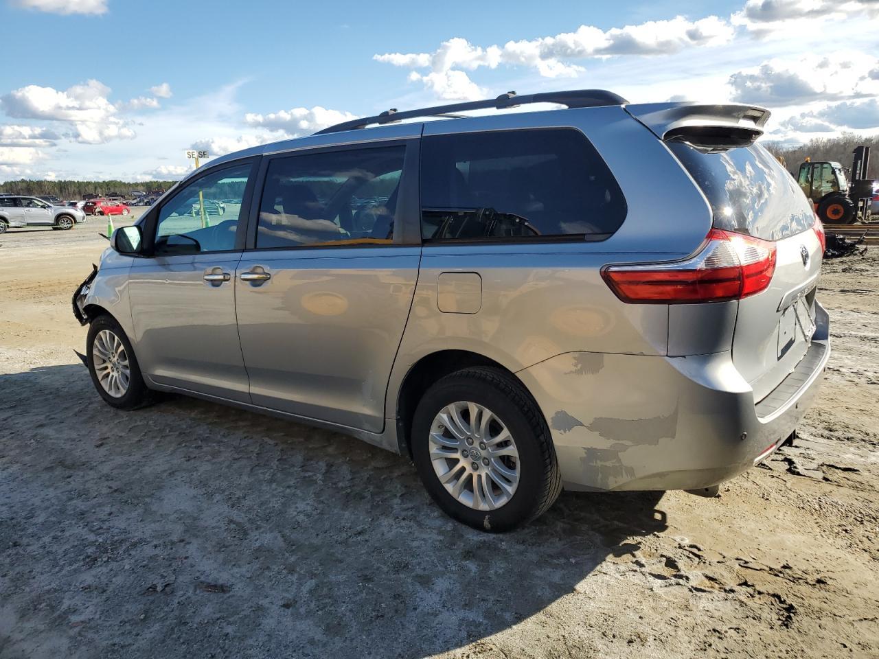 2015 TOYOTA SIENNA XLE - Фото 2