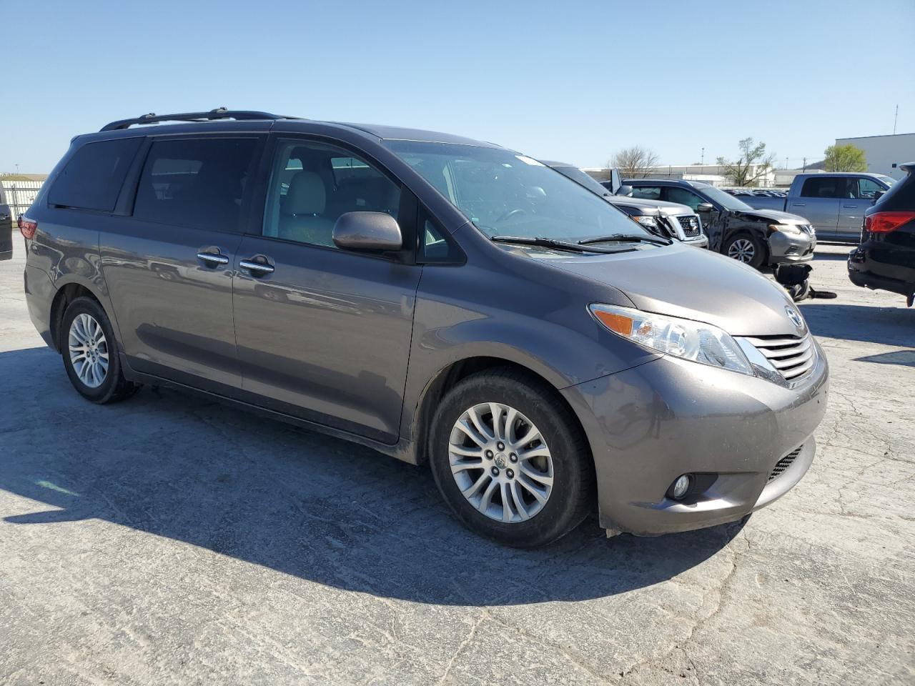 2015 TOYOTA SIENNA XLE - Фото 4
