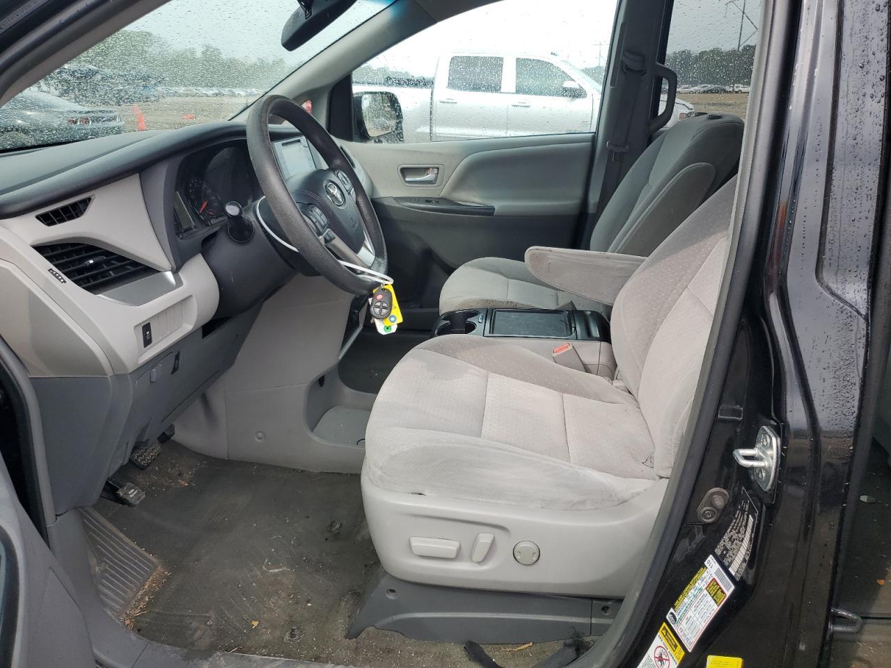 2015 TOYOTA SIENNA LE - Фото 7