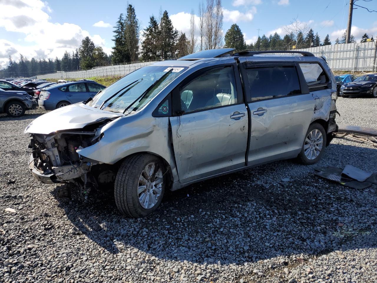 2013 TOYOTA SIENNA XLE