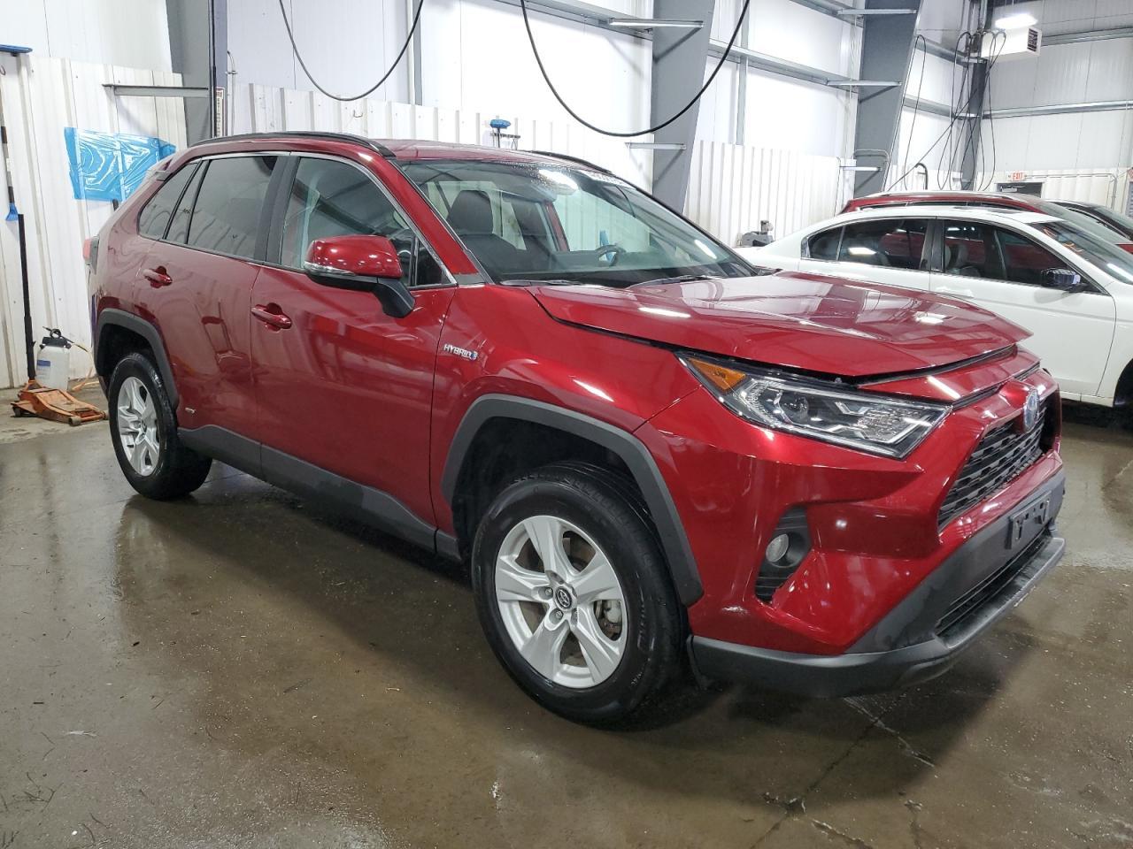 2020 TOYOTA RAV4 XLE - Image 4