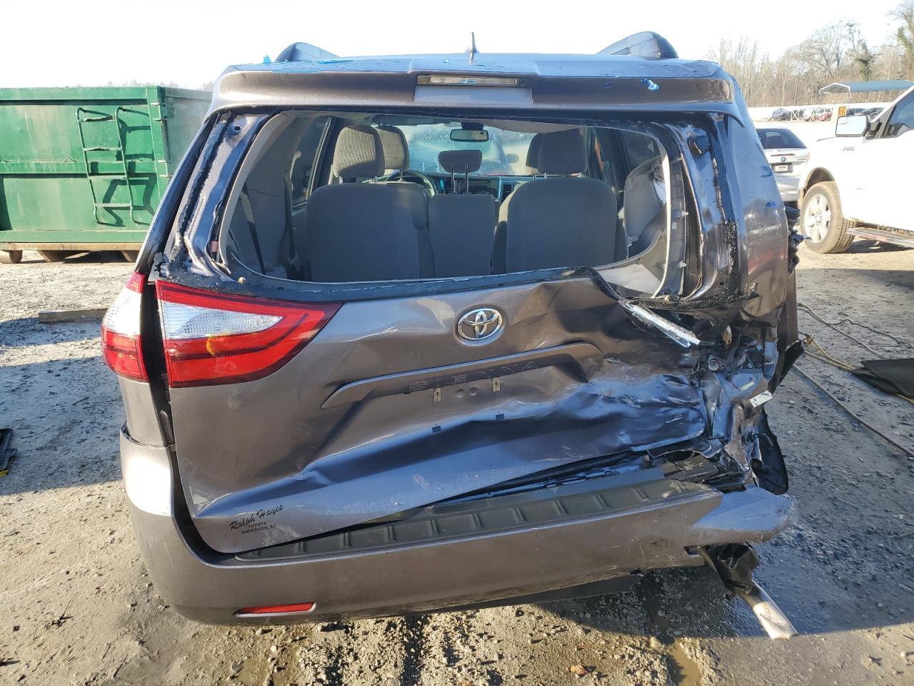 2019 TOYOTA SIENNA LE - Фото 6