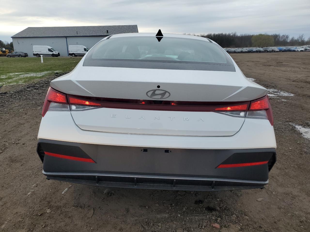 2024 HYUNDAI ELANTRA SE - Фото 6