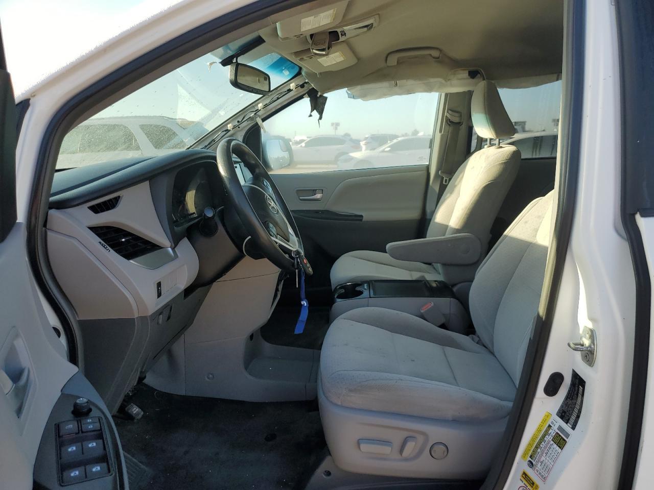 2015 TOYOTA SIENNA LE - Фото 7