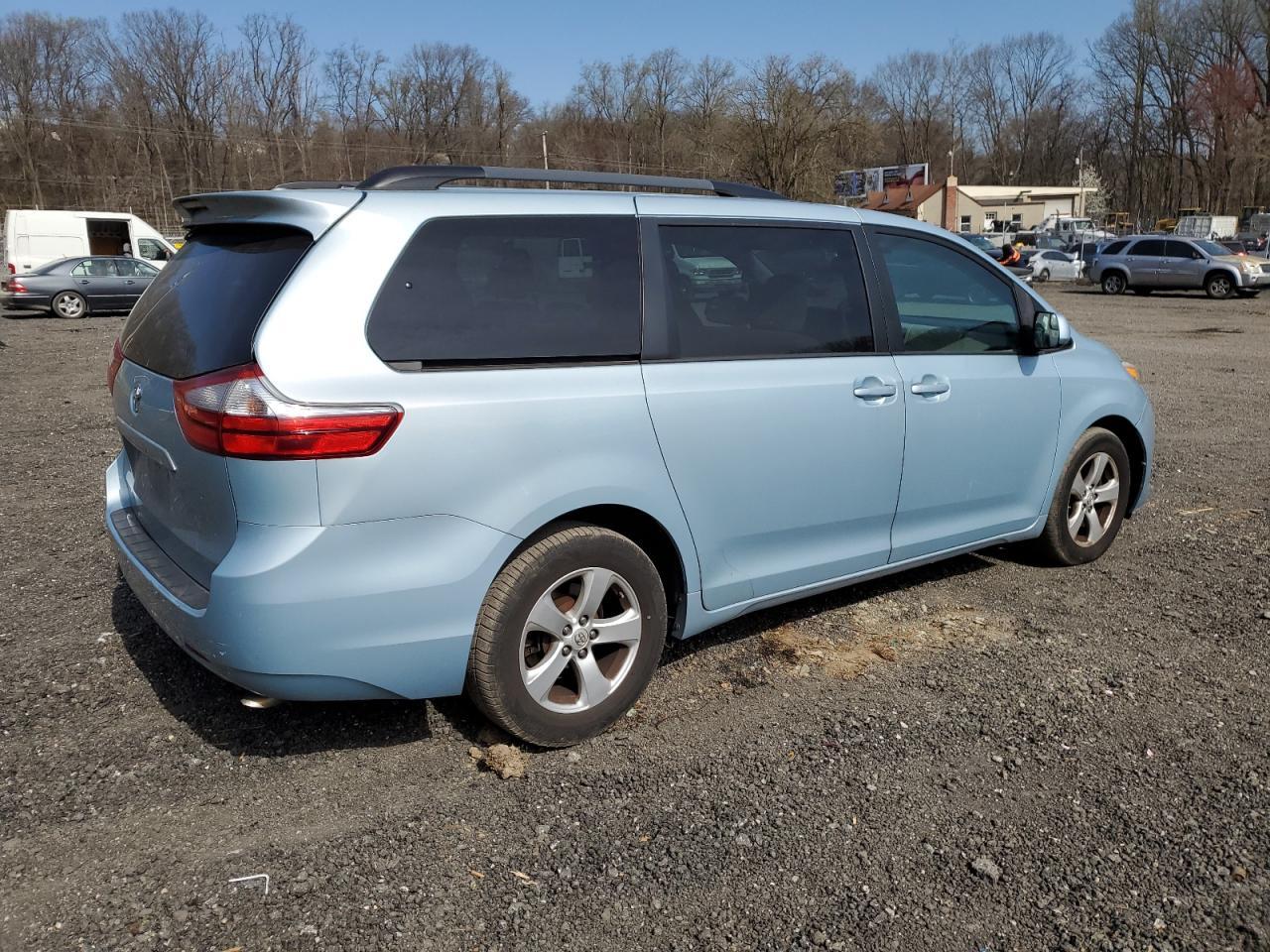 2015 TOYOTA SIENNA LE - Image 3
