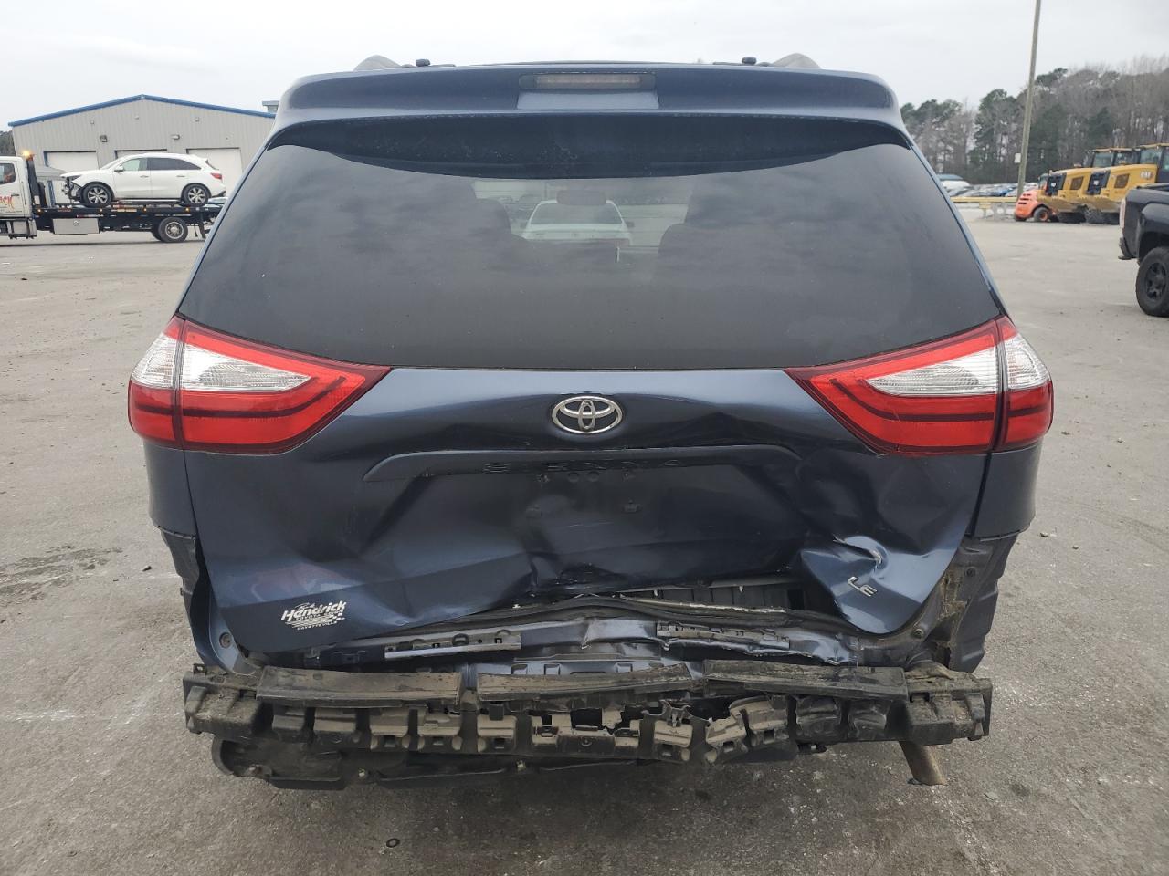 2015 TOYOTA SIENNA LE - Image 6