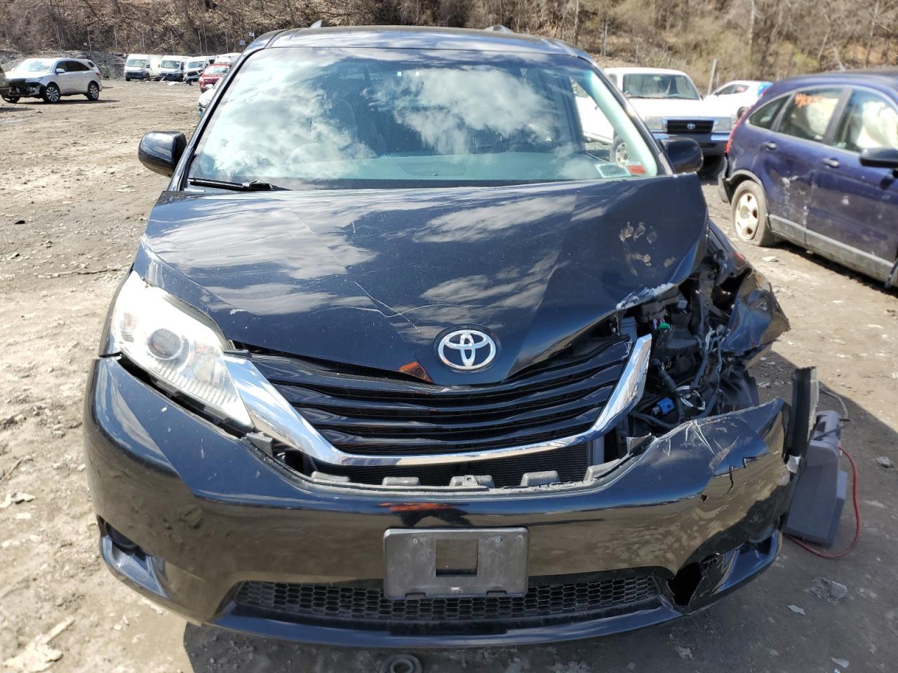 2015 TOYOTA SIENNA LE - Фото 5
