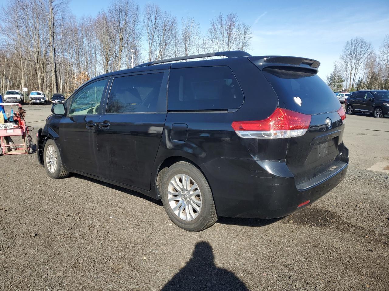 2011 TOYOTA SIENNA XLE - Image 2