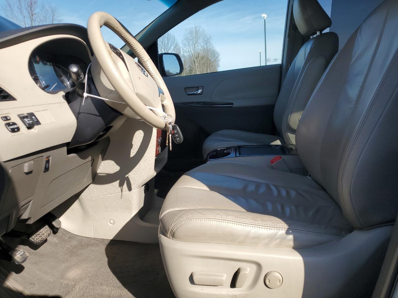 2011 TOYOTA SIENNA XLE - Image 7
