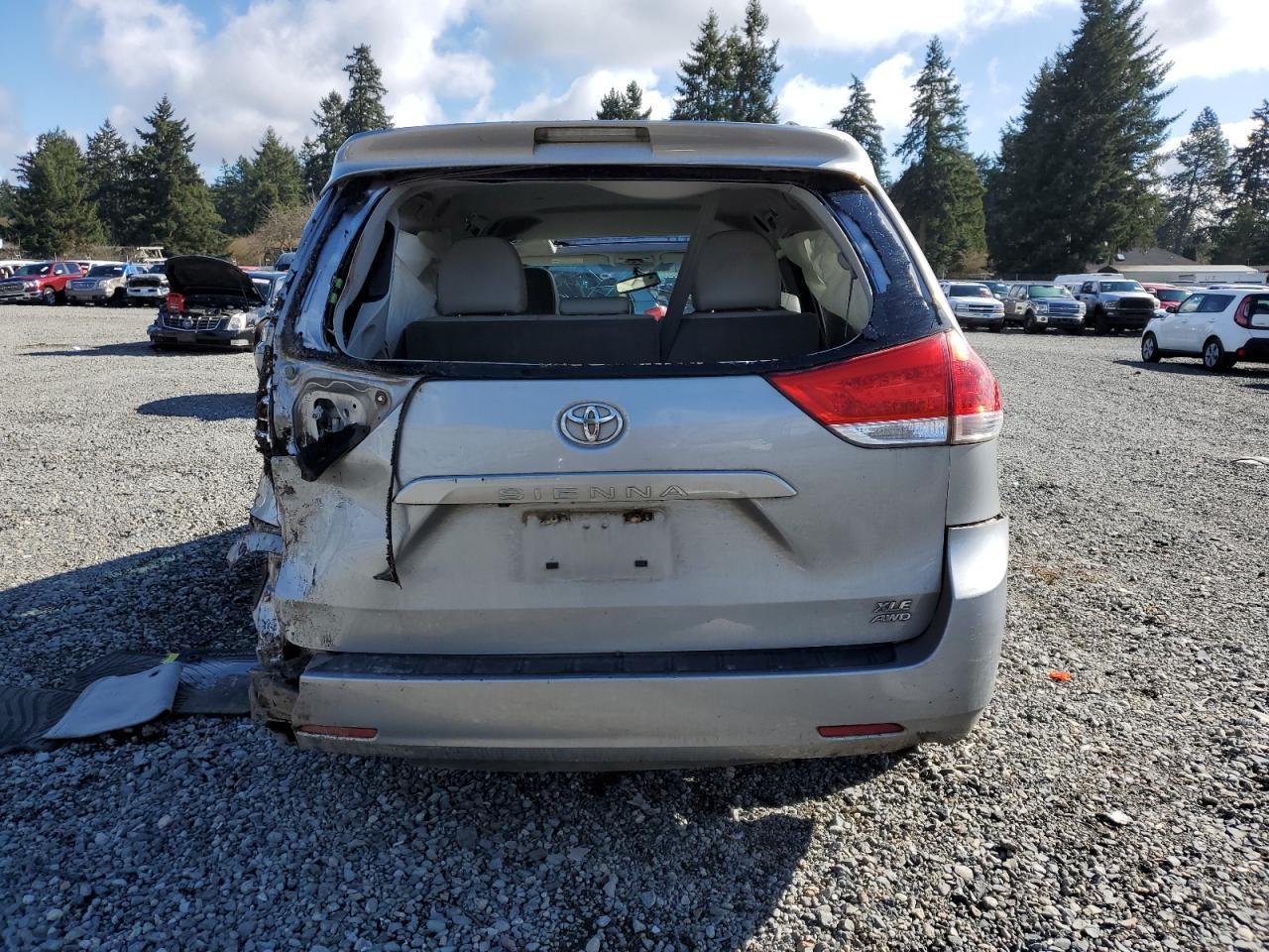 2013 TOYOTA SIENNA XLE - Image 6
