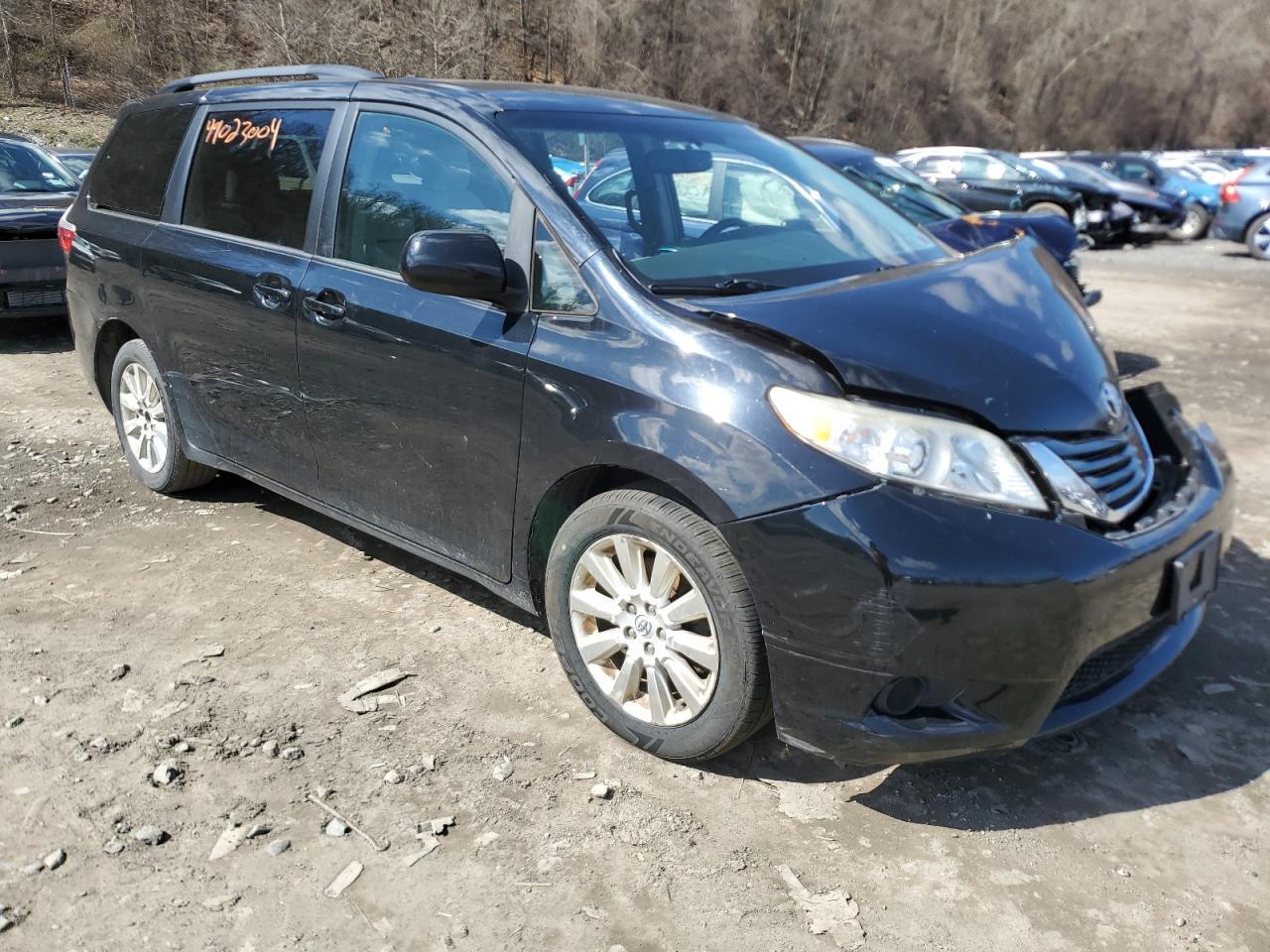 2015 TOYOTA SIENNA LE - Фото 4