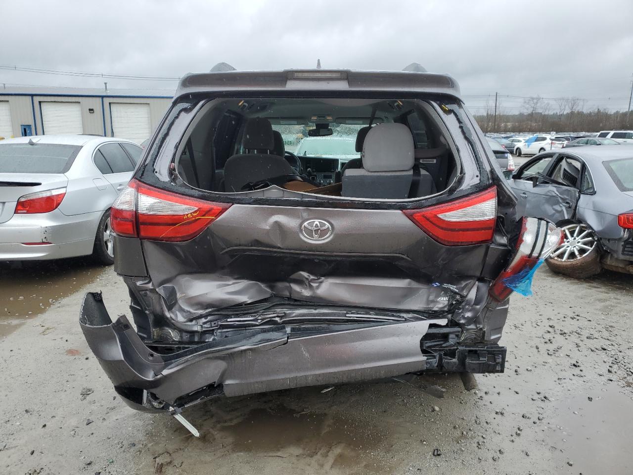 2019 TOYOTA SIENNA LE - Фото 6