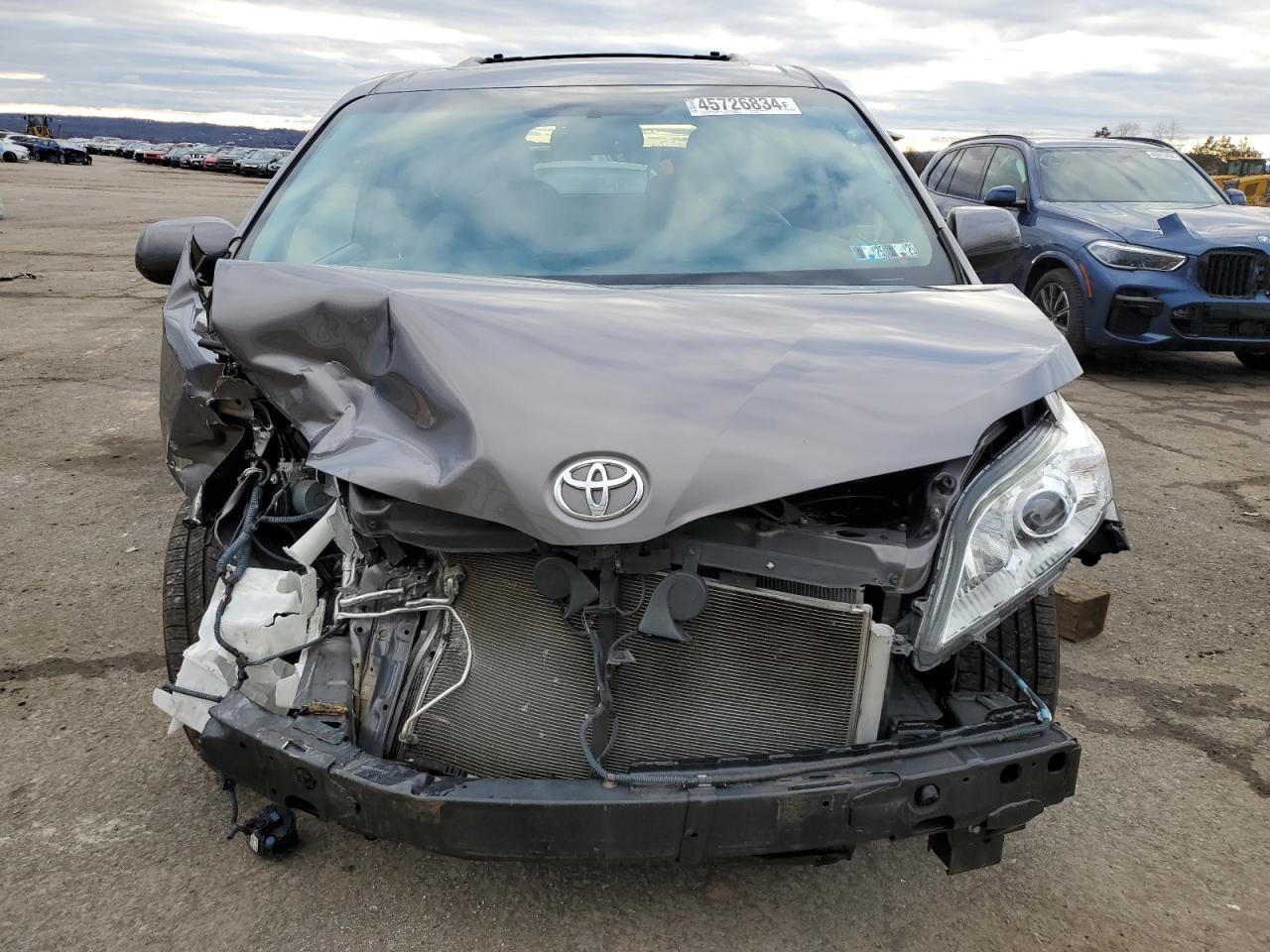 2015 TOYOTA SIENNA XLE - Image 5