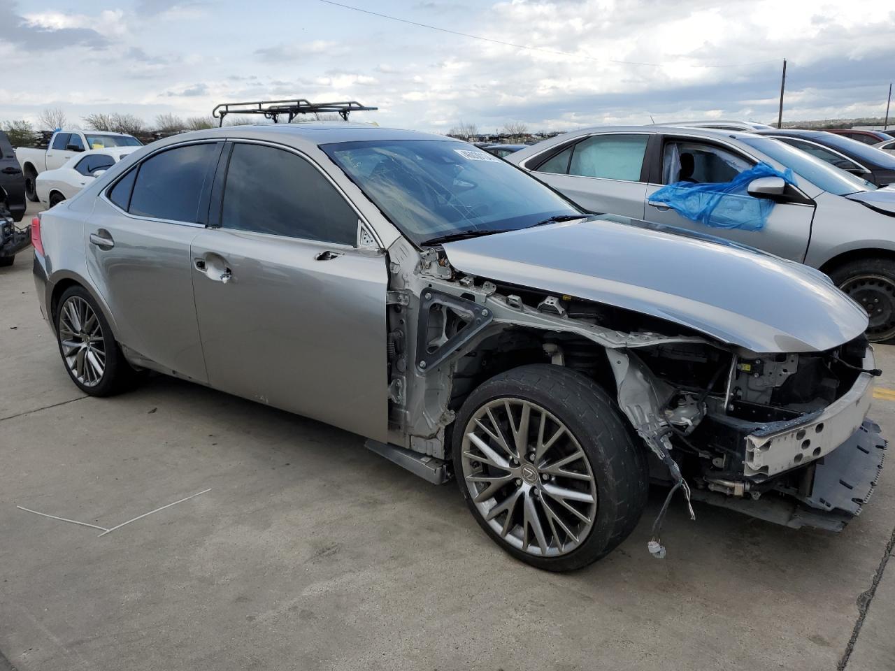 2017 LEXUS IS 200T - Фото 4