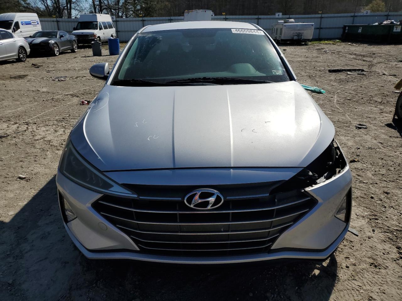2019 HYUNDAI ELANTRA SE - Image 5
