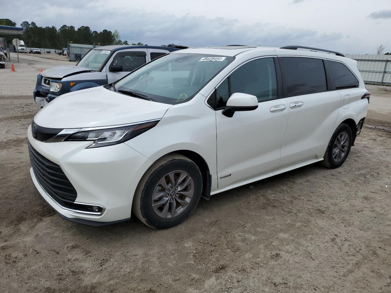 2021 TOYOTA SIENNA XLE car image