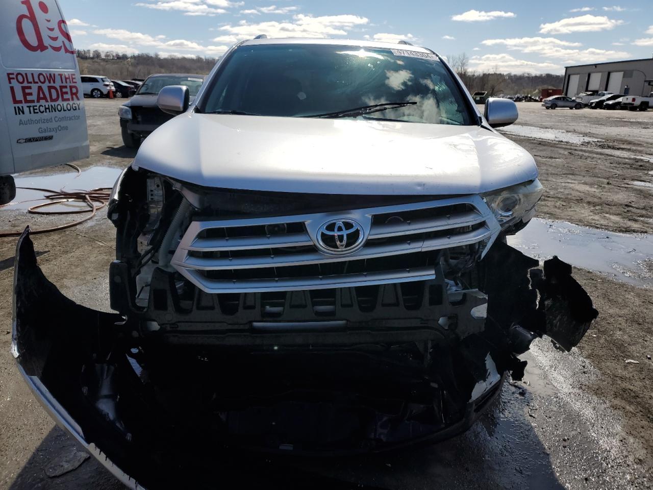 2011 TOYOTA HIGHLANDER - Фото 5