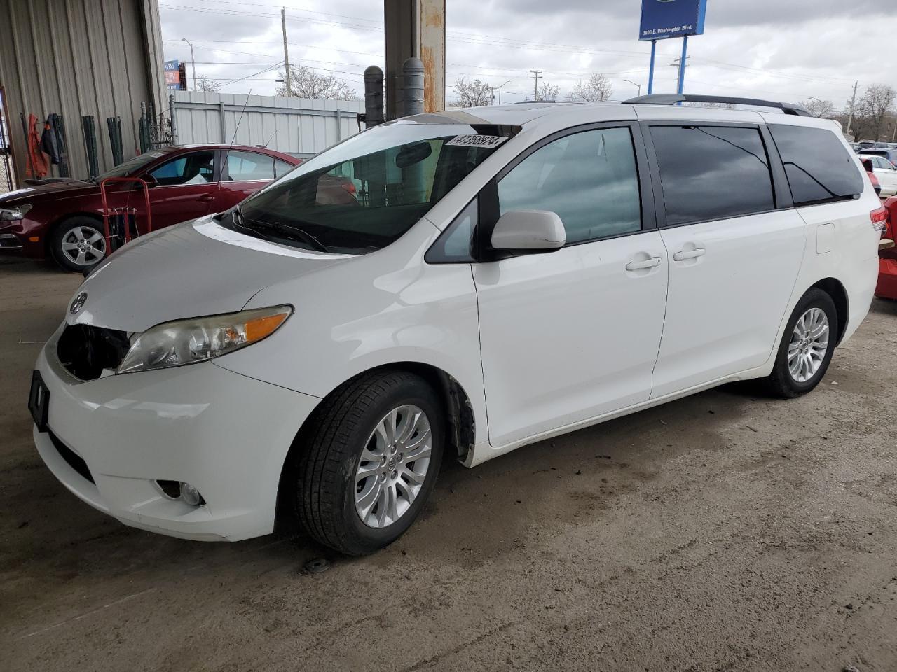 2013 TOYOTA SIENNA XLE