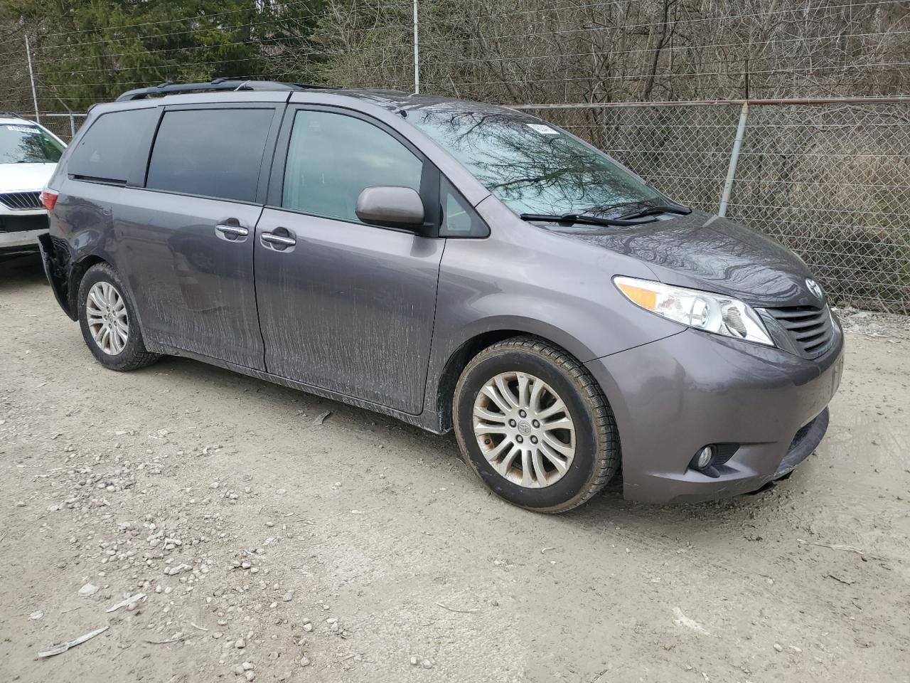 2015 TOYOTA SIENNA XLE - Image 4