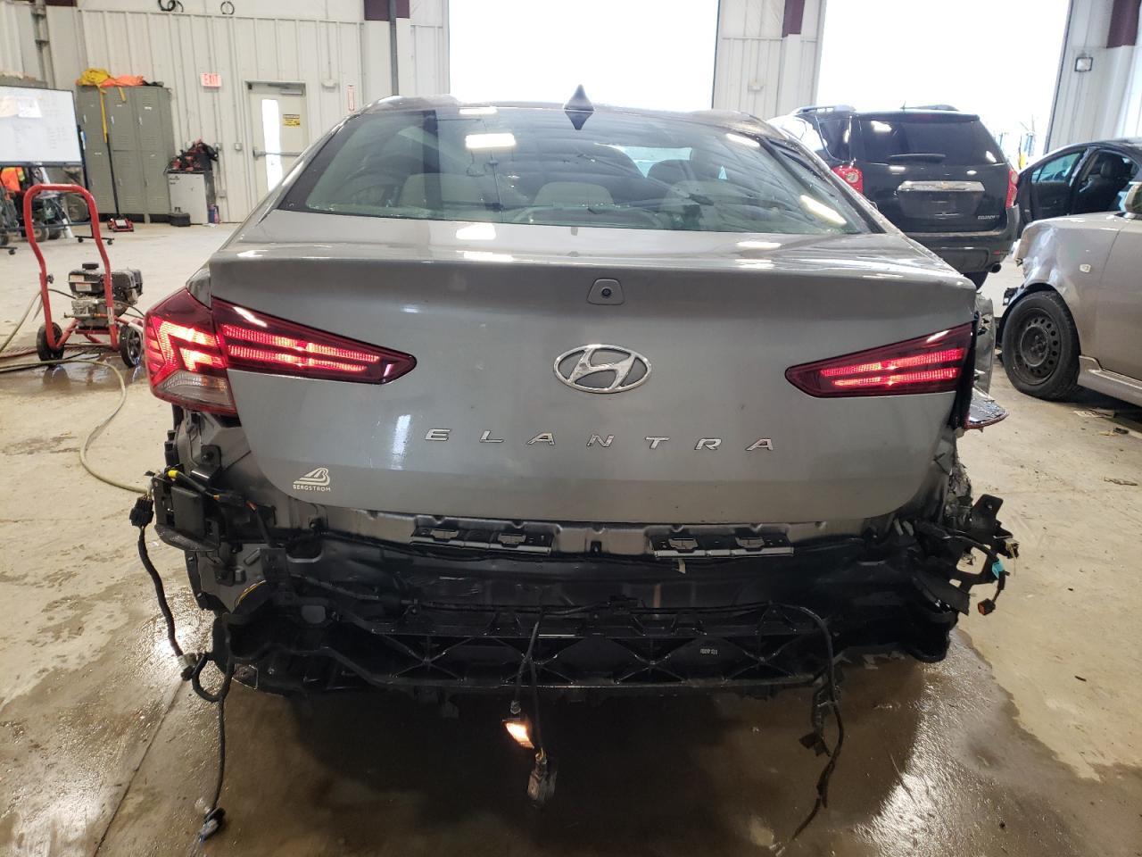 2019 HYUNDAI ELANTRA SE - Фото 6