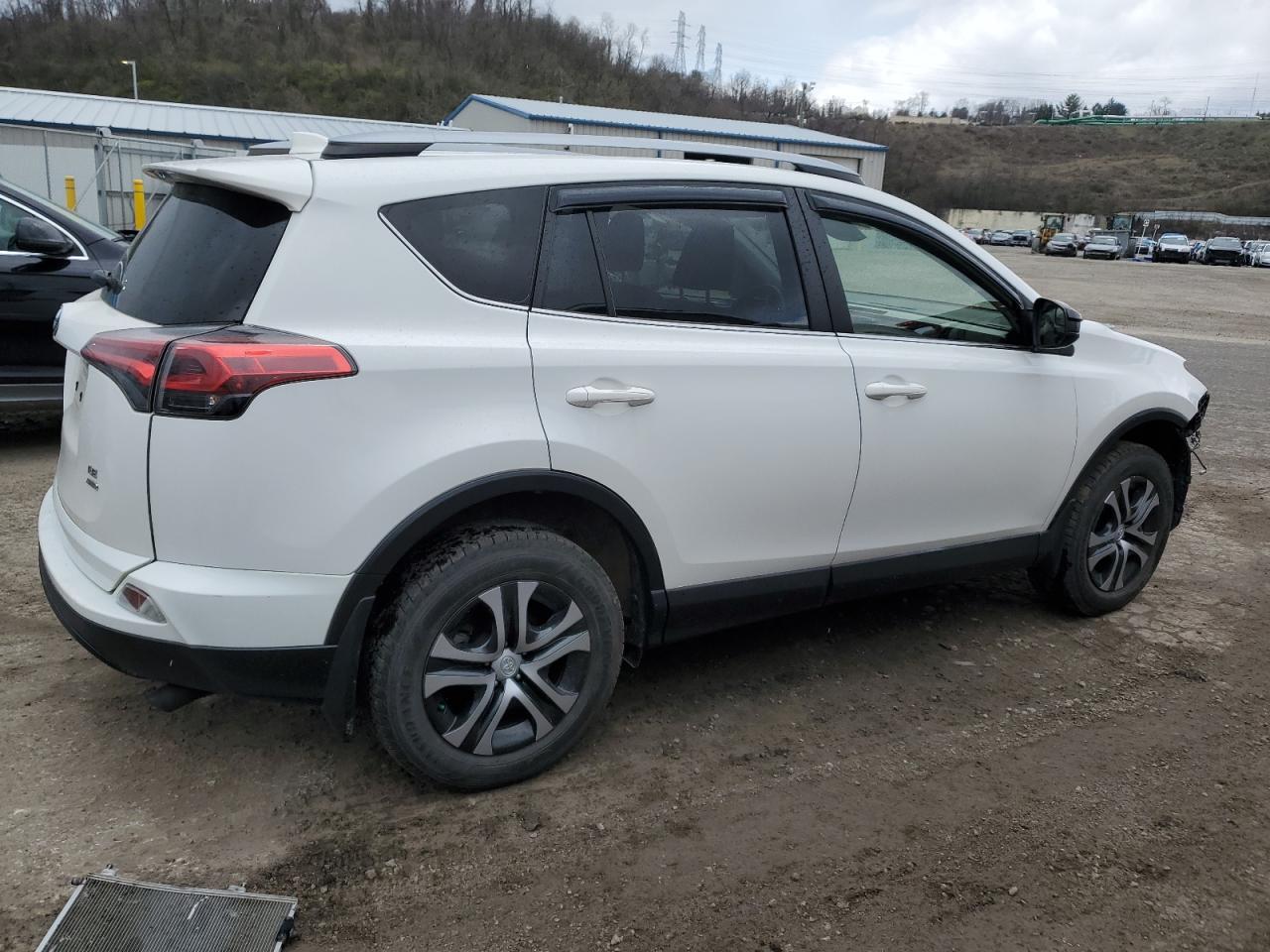 2017 TOYOTA RAV4 LE - Фото 3