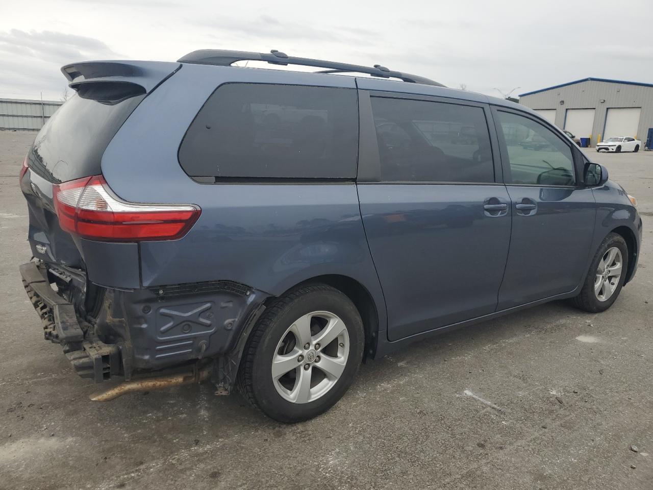 2015 TOYOTA SIENNA LE - Image 3