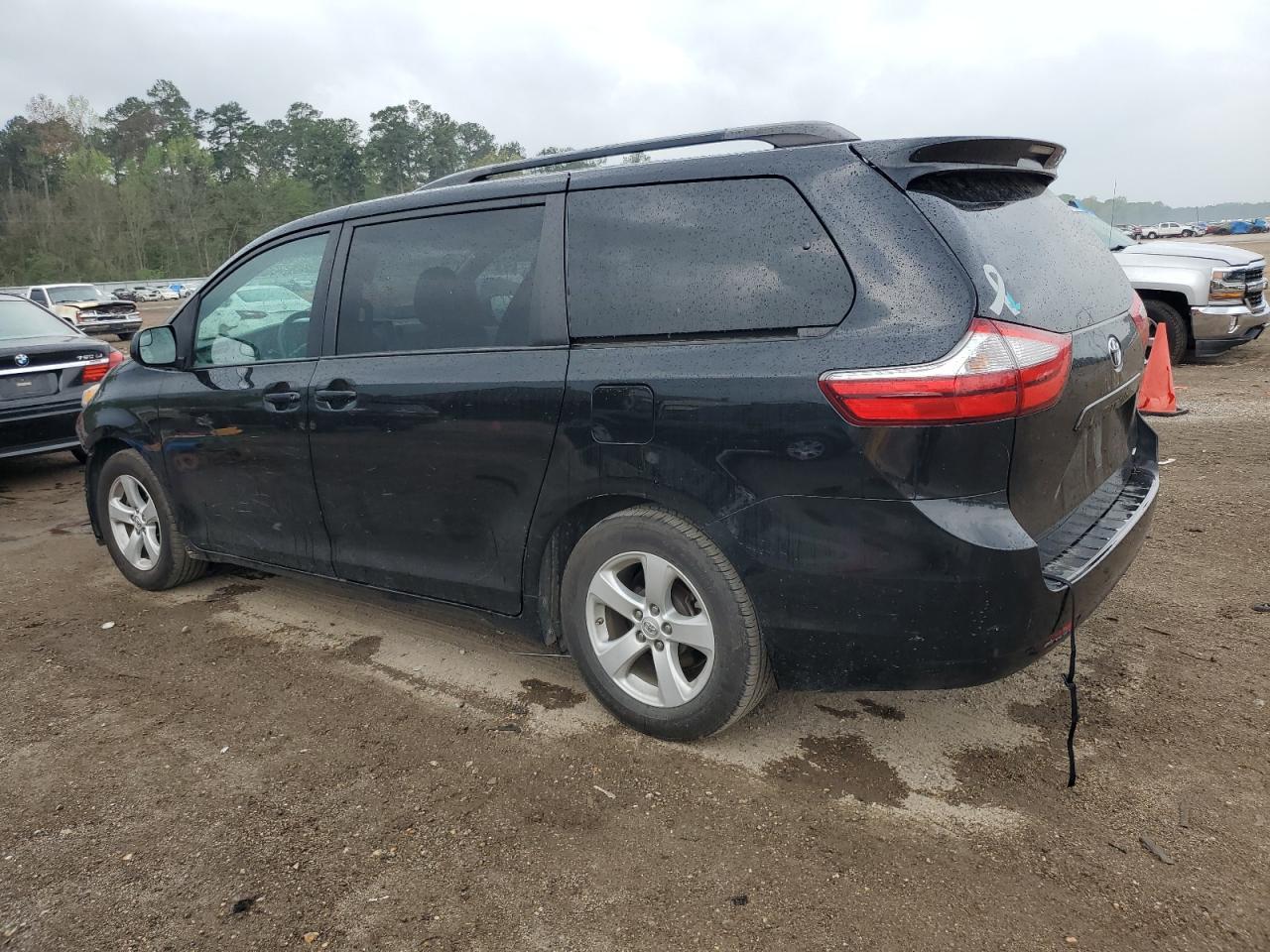 2015 TOYOTA SIENNA LE - Фото 2