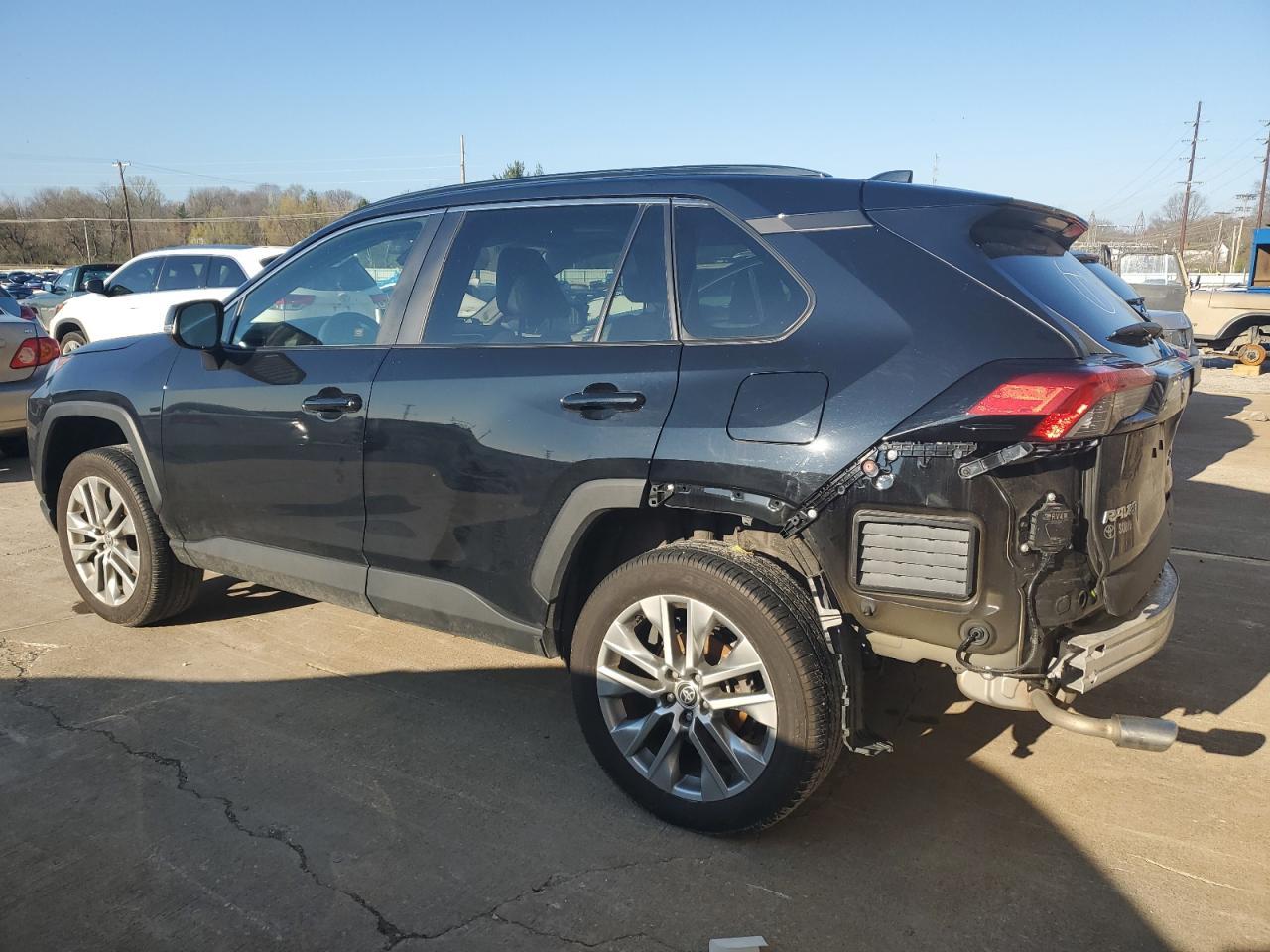 2022 TOYOTA RAV4 XLE P - Фото 2