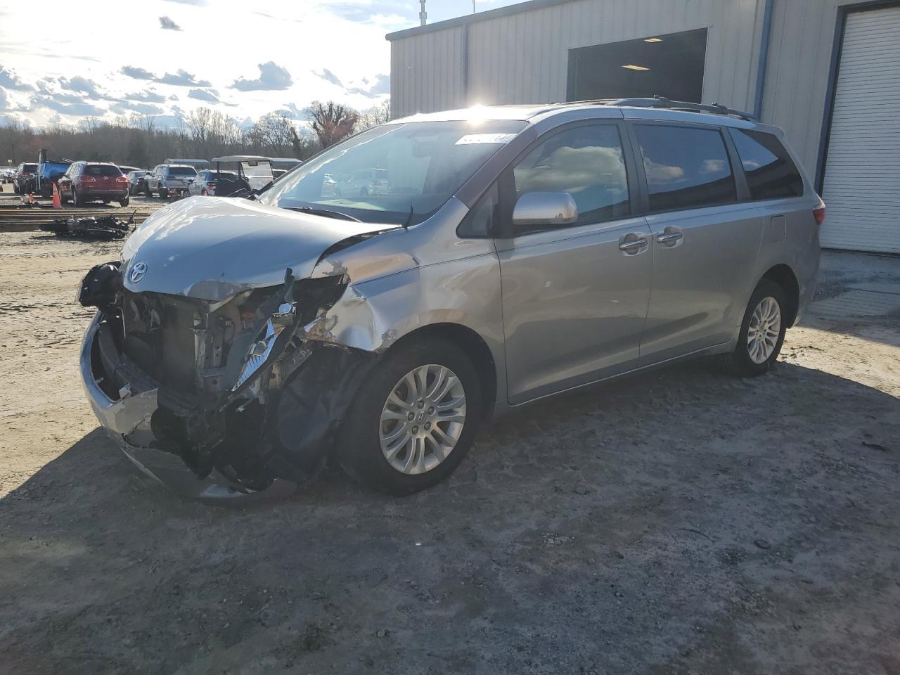 2015 TOYOTA SIENNA XLE