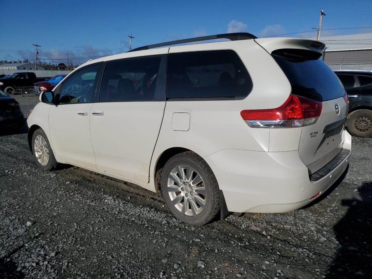 2011 TOYOTA SIENNA XLE - Фото 2