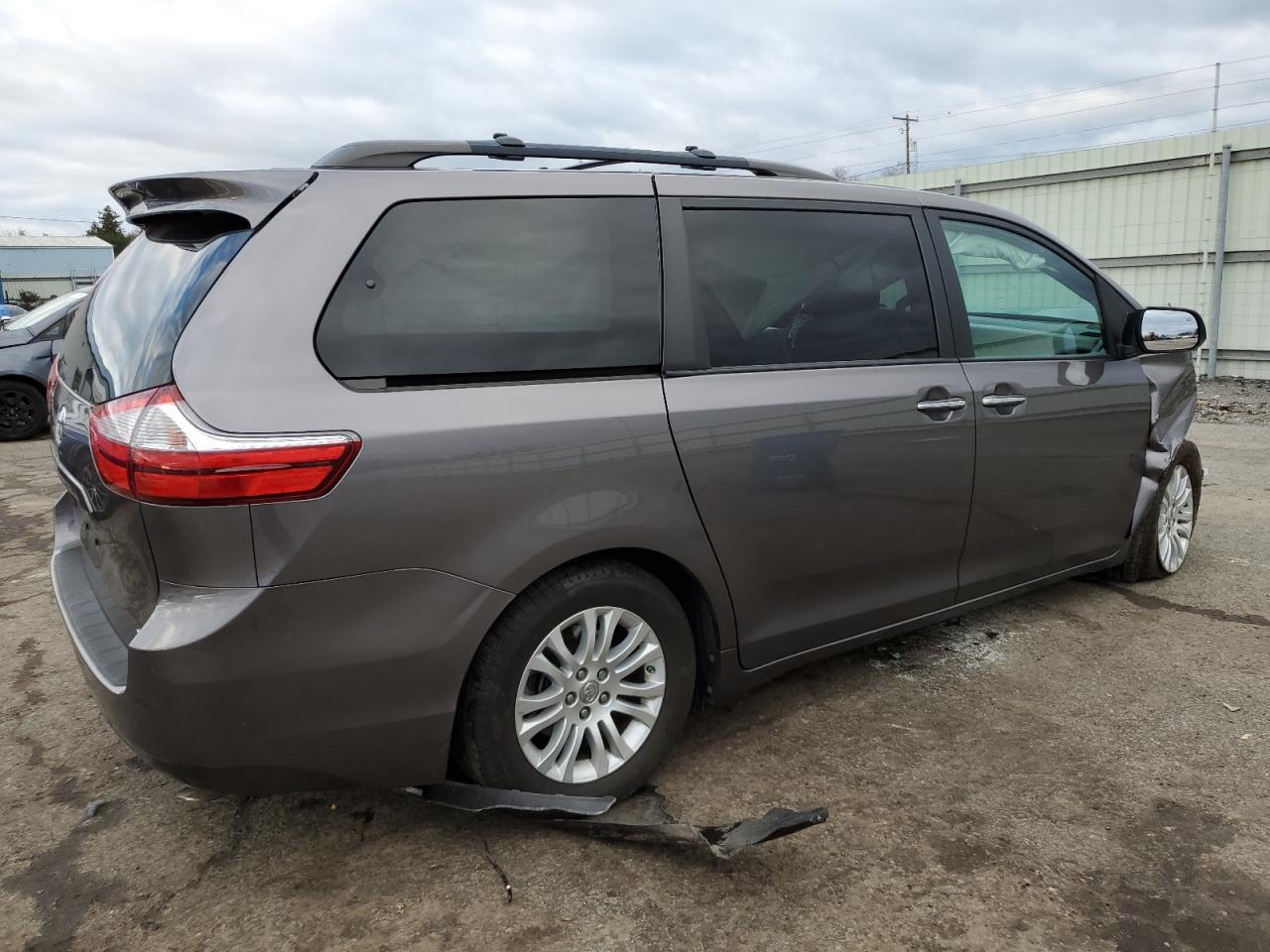 2015 TOYOTA SIENNA XLE - Image 3