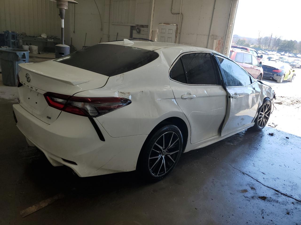2021 TOYOTA CAMRY SE - Фото 3