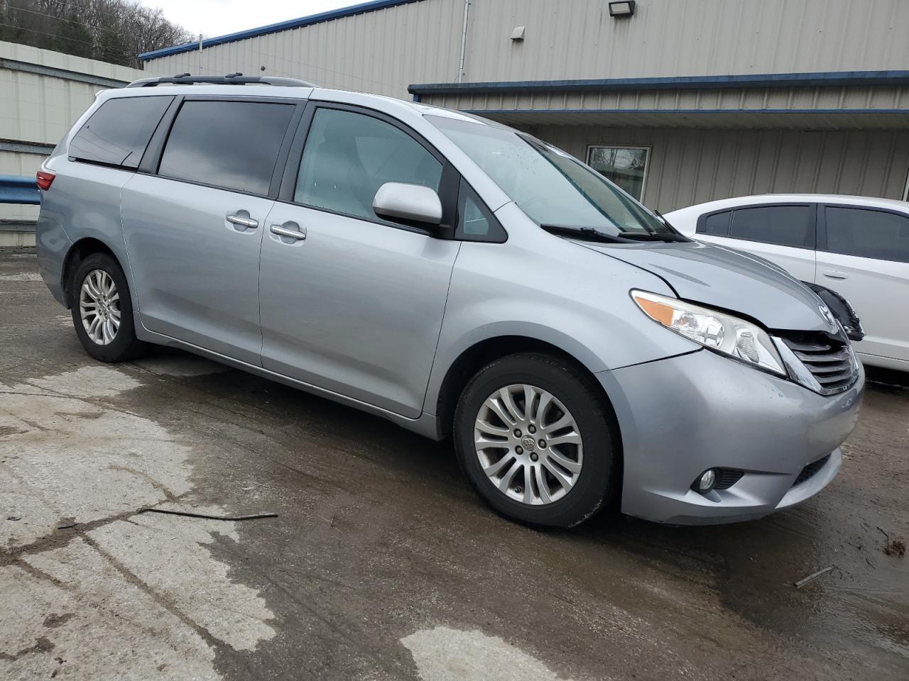 2015 TOYOTA SIENNA XLE - Фото 4