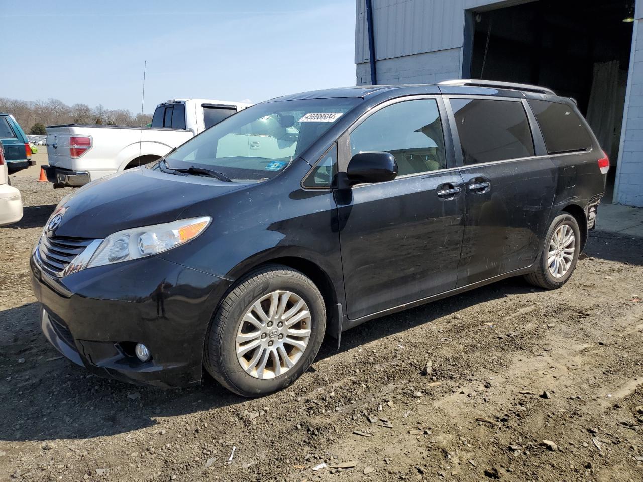 2013 TOYOTA SIENNA XLE