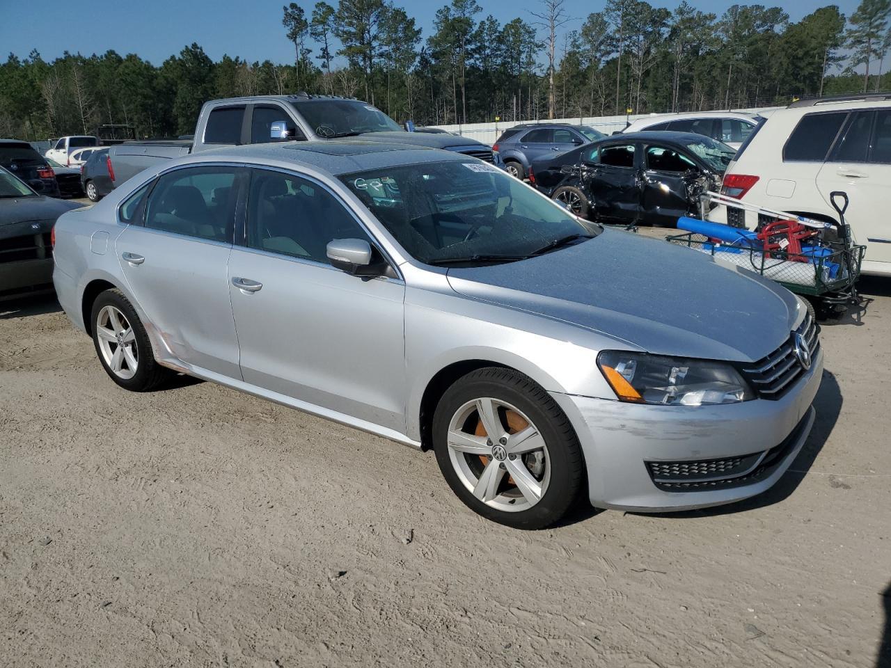 2013 VOLKSWAGEN PASSAT SE - Image 4