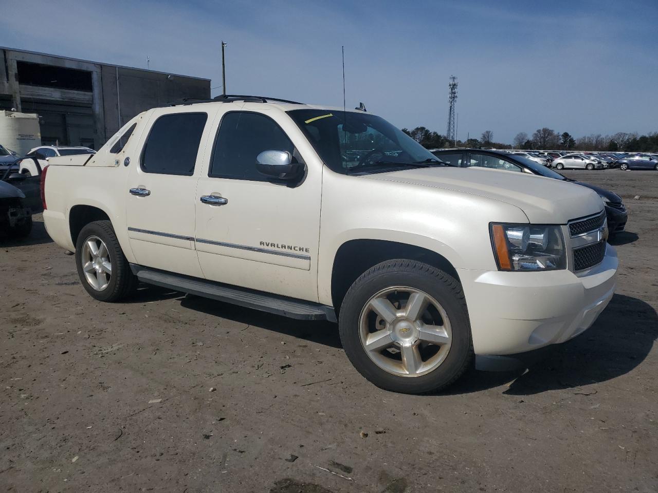 2013 CHEVROLET AVALANCHE - Image 4