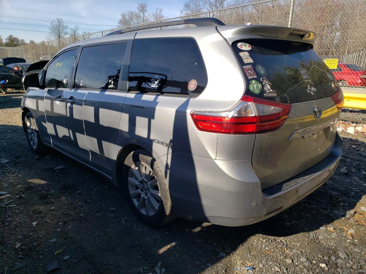 2015 TOYOTA SIENNA XLE - Фото 2