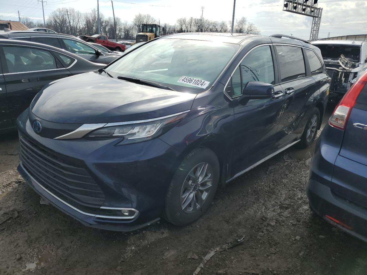 2022 TOYOTA SIENNA XLE car image