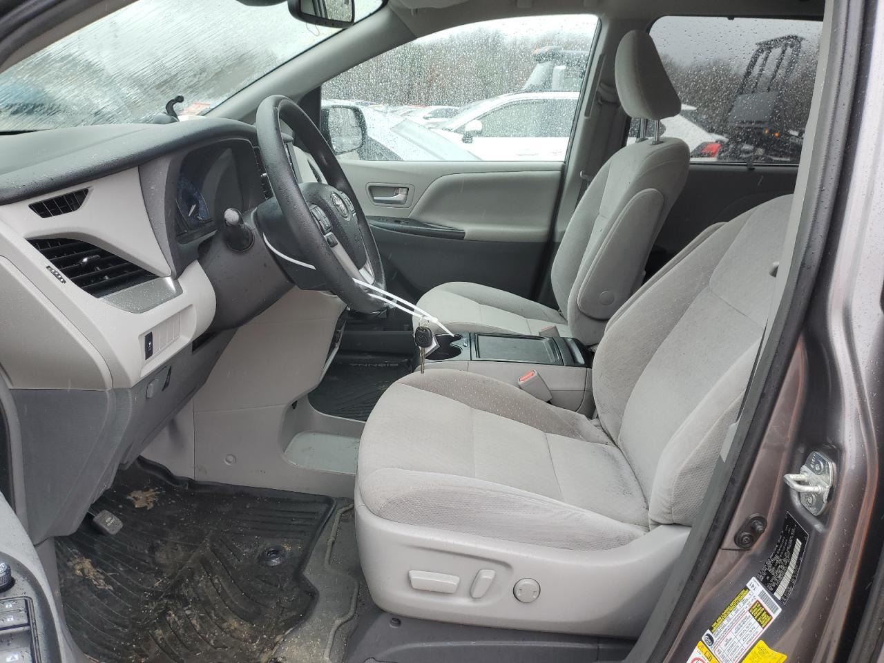 2019 TOYOTA SIENNA LE - Фото 7