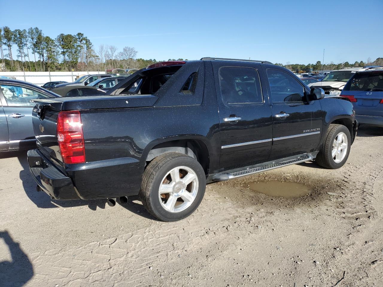 2013 CHEVROLET AVALANCHE - Image 3