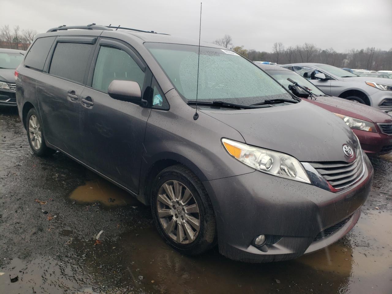 2013 TOYOTA SIENNA XLE - Image 4