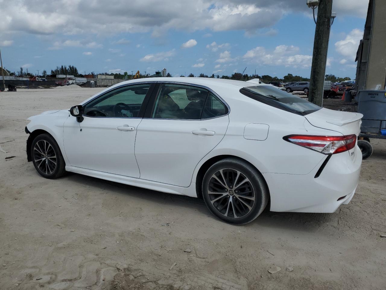 2020 TOYOTA CAMRY SE - Image 2