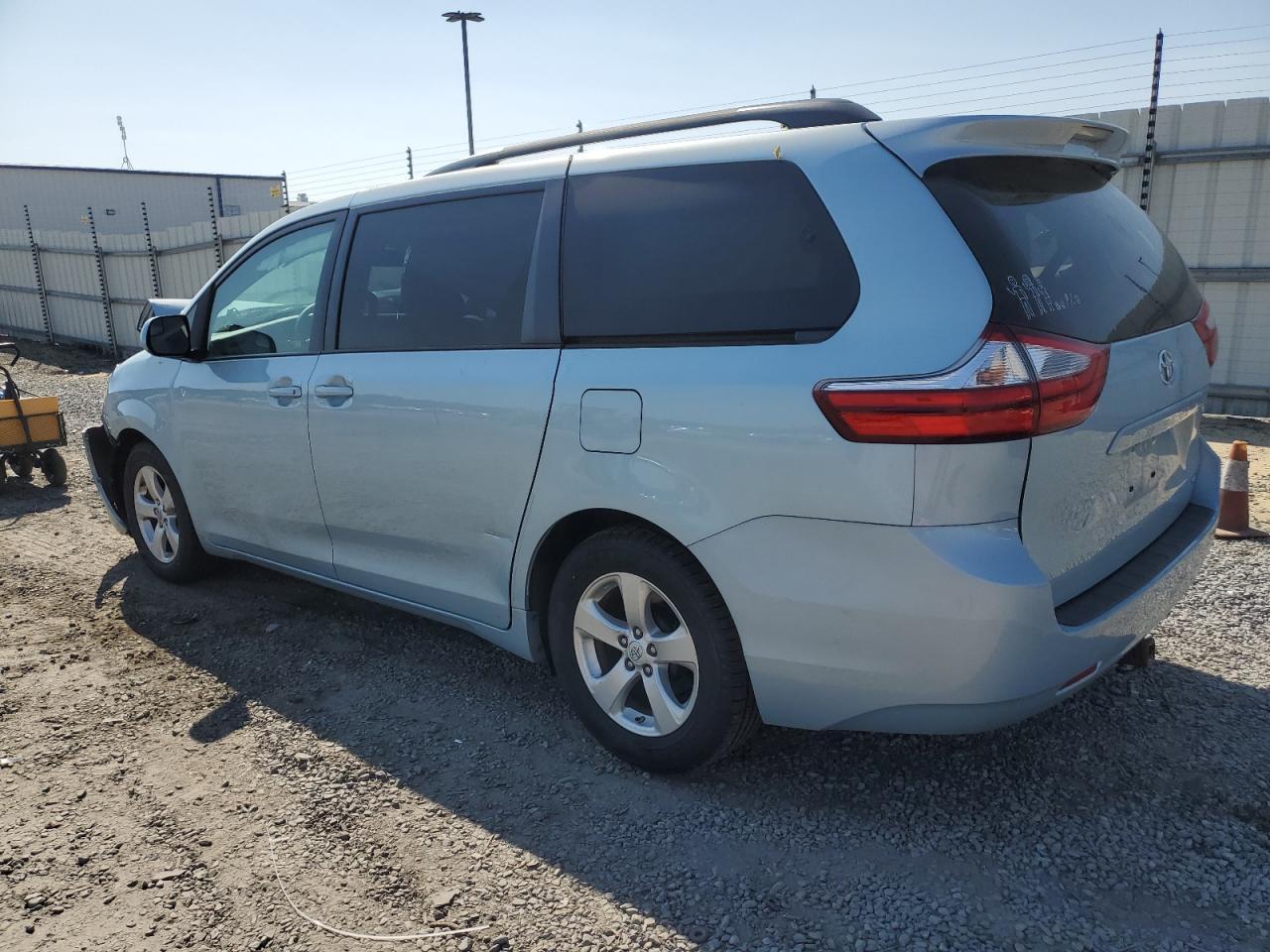 2015 TOYOTA SIENNA LE - Фото 2