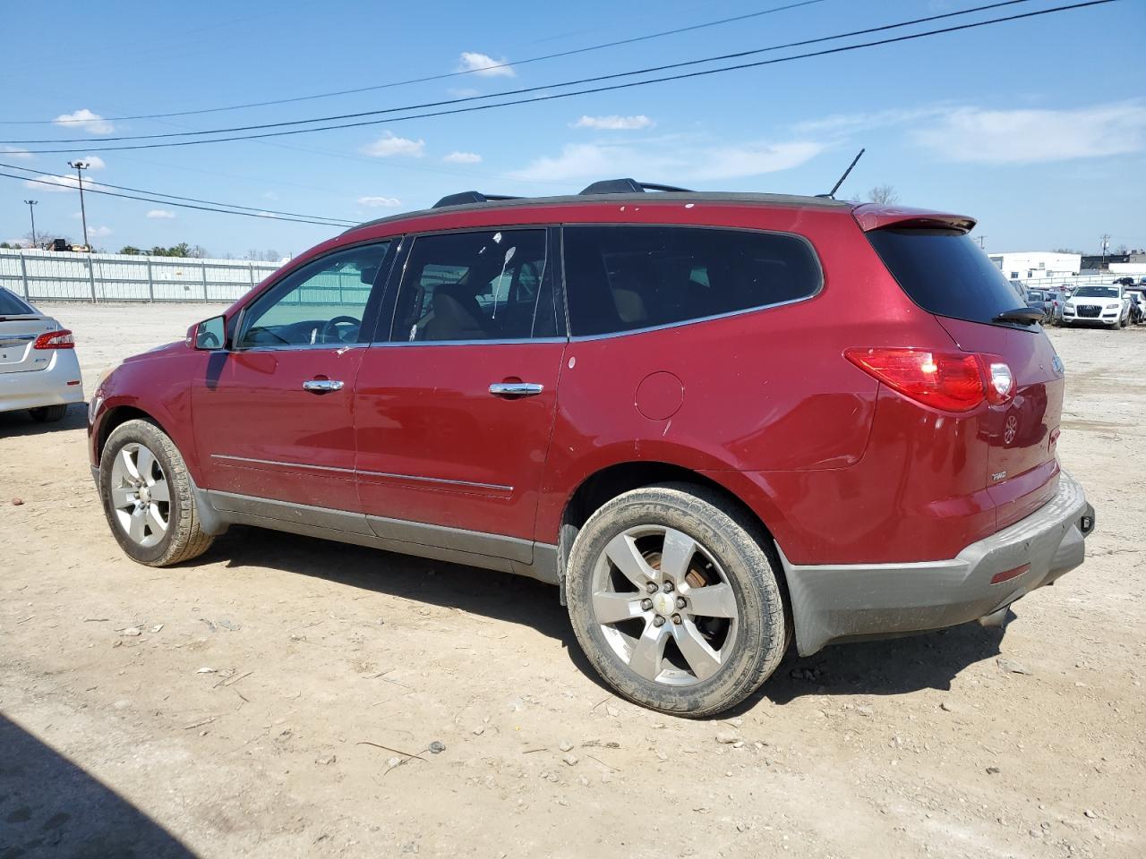 2011 CHEVROLET TRAVERSE L - Image 2