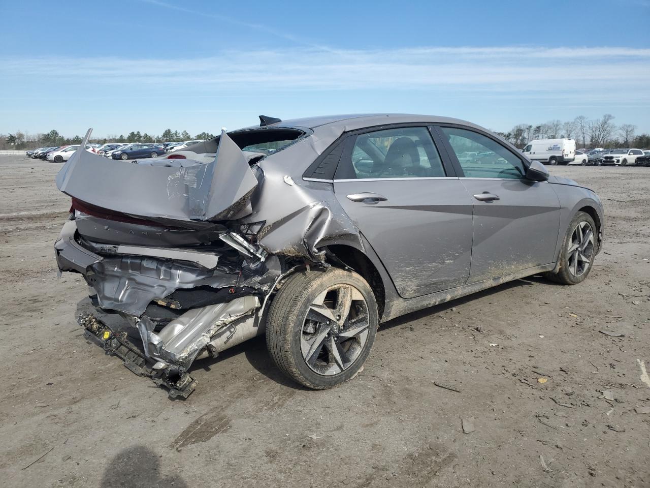 2022 HYUNDAI ELANTRA SE - Image 3