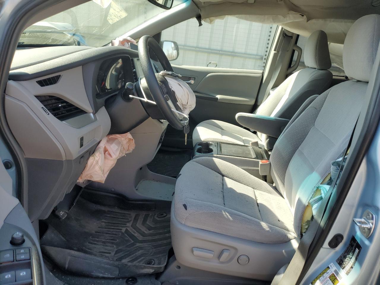 2015 TOYOTA SIENNA LE - Фото 7