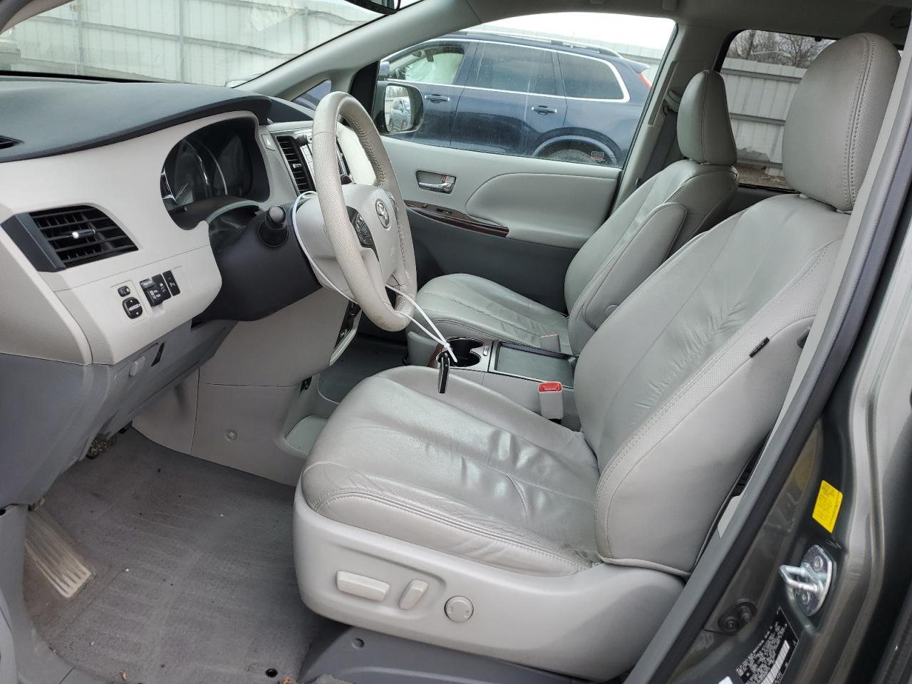 2011 TOYOTA SIENNA XLE - Image 7