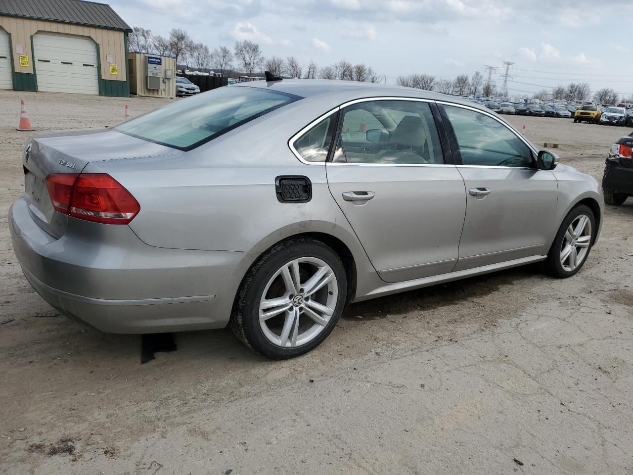 2013 VOLKSWAGEN PASSAT SEL - Image 3