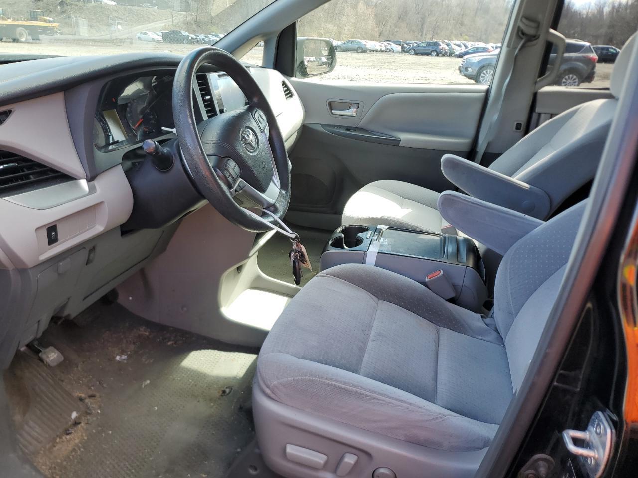 2015 TOYOTA SIENNA LE - Фото 7
